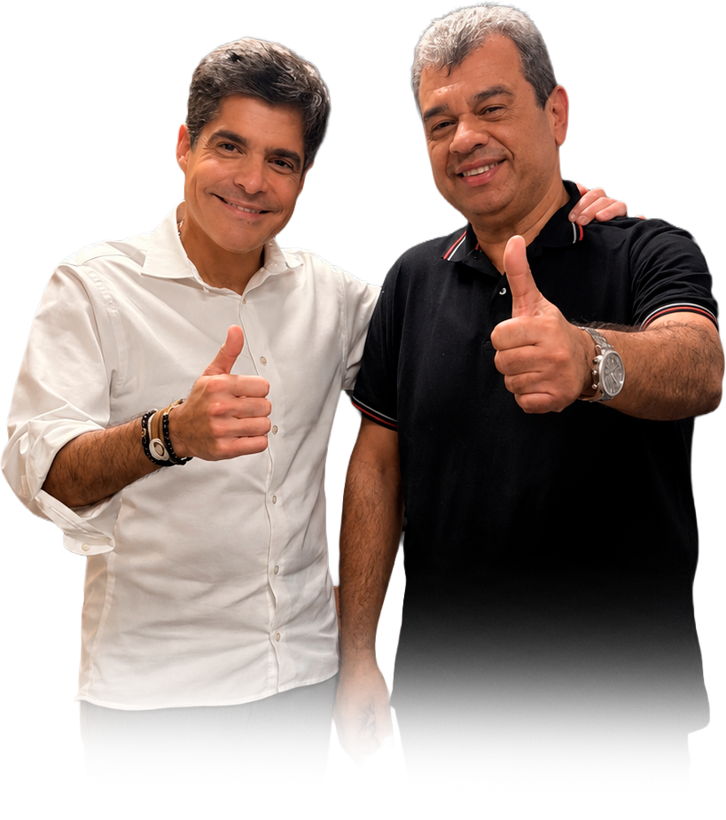 Leno Assis ao lado de outro homem